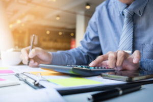 Descubre el poder del interés compuesto, la fuerza que hace que tu dinero trabaje por sí mismo. Aprende a aplicar esta estrategia para asegurar un crecimiento patrimonial sostenible a largo plazo.