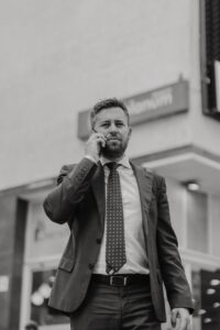 ¿Crees que puedes invertir solo porque has leído un par de artículos o has visto unos cuantos vídeos de YouTube? Cuidado. Te voy a explicar qué pasa cuando inviertes sin asesor financiero. Porque invertir sin asesor financiero no solo puede salir mal… puede salir muy caro.
