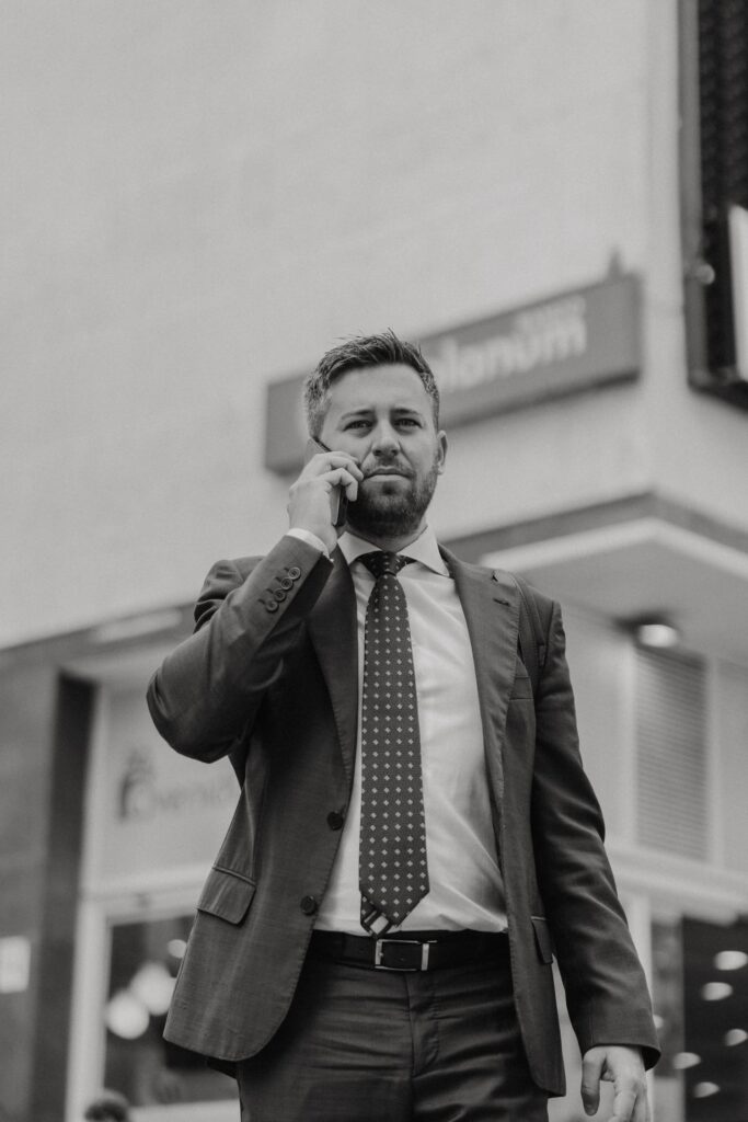 ¿Crees que puedes invertir solo porque has leído un par de artículos o has visto unos cuantos vídeos de YouTube? Cuidado. Te voy a explicar qué pasa cuando inviertes sin asesor financiero. Porque invertir sin asesor financiero no solo puede salir mal… puede salir muy caro.